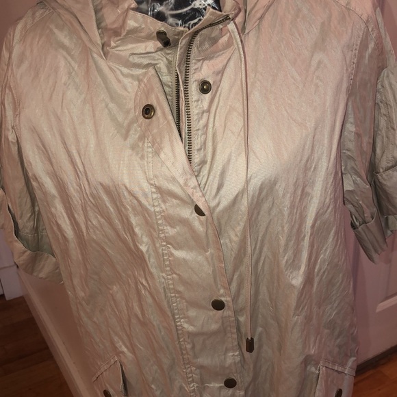 Chico’s Zenergy size XL 14-16 tan windbreaker with a bit of shimmer - Picture 3 of 16